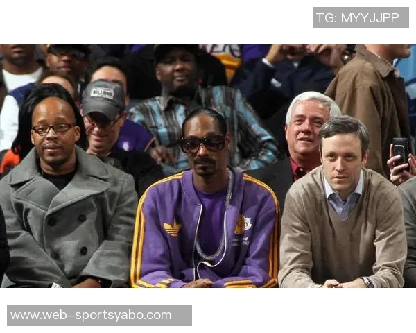 湖人队官方社交媒体分享SnoopDogg造访训练馆精彩瞬间支持主队氛围浓厚
